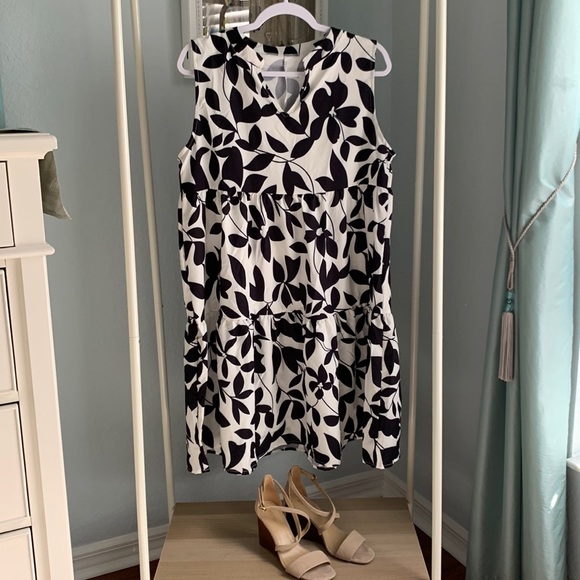 Dresses & Skirts - White and black floral sleeveless V-neck dress Size XL